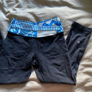 Lululemon mid calf leggings blue and white size 4